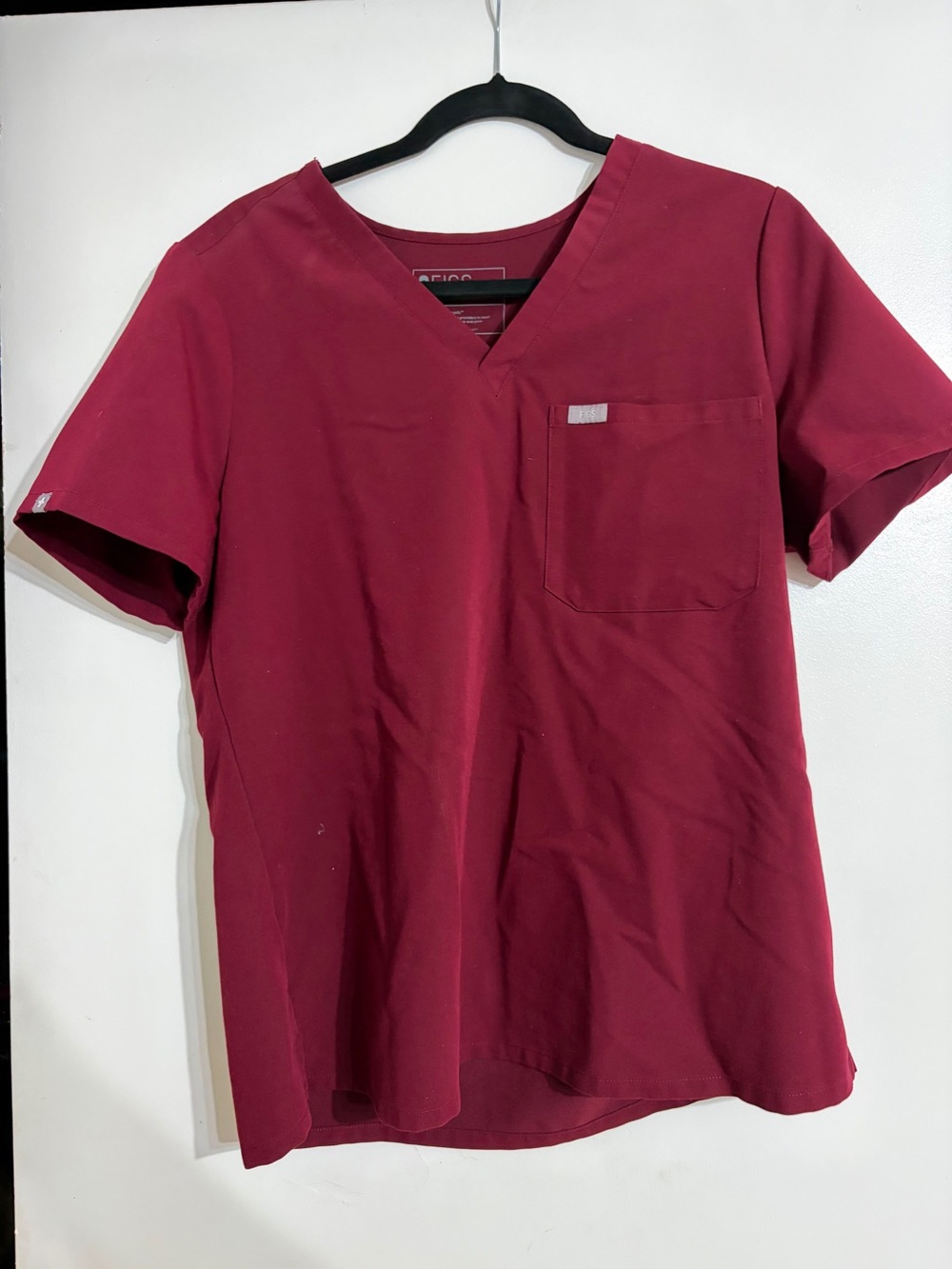 Figs Women's Short Sleeve V-Neck Pocket Top - Burgundy